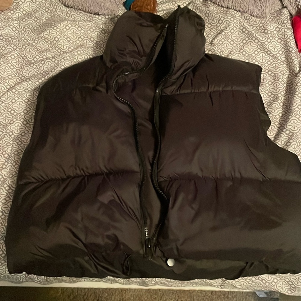 Black Amazon Crop Puffer Vest; New- One Size
